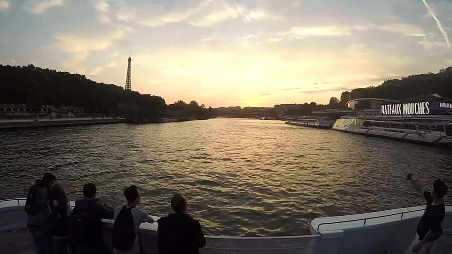 Paris: Seine River Sightseeing Cruise by Bateaux Mouches - Audio guide, commentary, and what to bring