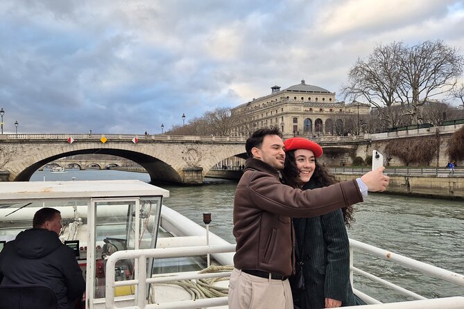 Paris Seine River Sightseeing Guided Cruise Vedettes du Pont Neuf - Finding the boat below Pont Neuf
