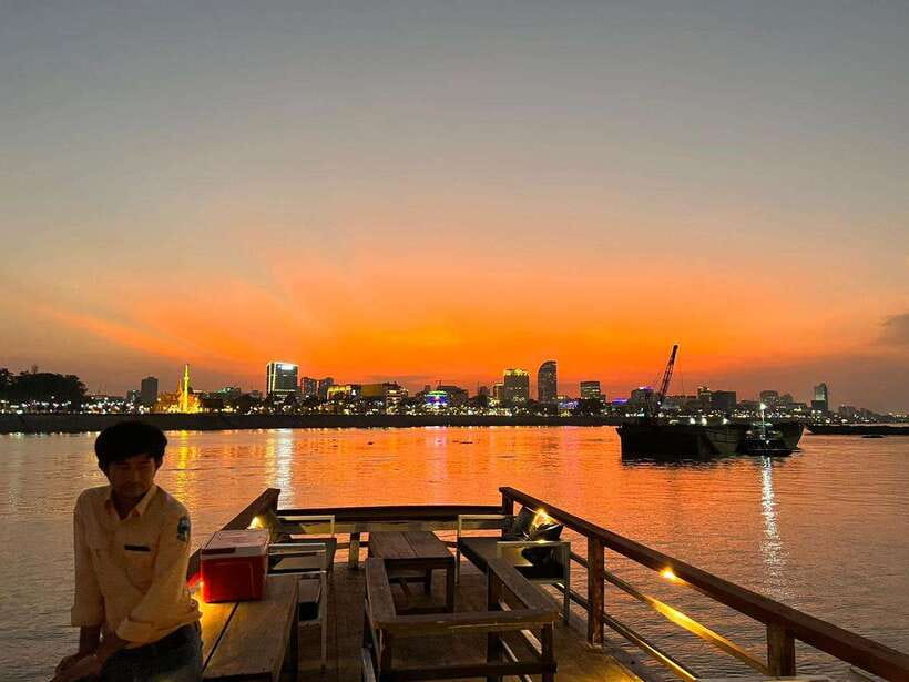 Phnom Penh: Mekong River Sunset Cruise with free flow drink - Boarding the wooden boat