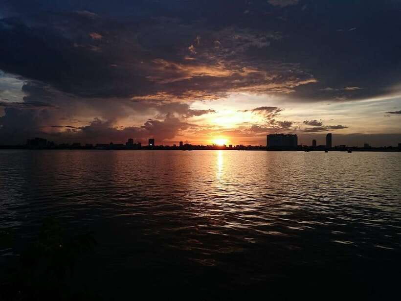 Phnom Penh: Mekong River Sunset Cruise with free flow drink - Stilted fishing homes and everyday river life