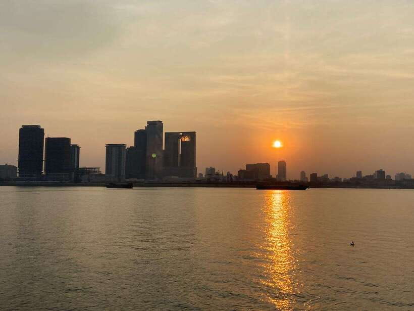 Phnom Penh: Mekong River Sunset Cruise with free flow drink - The 30-minute tuk tuk ride to the pier
