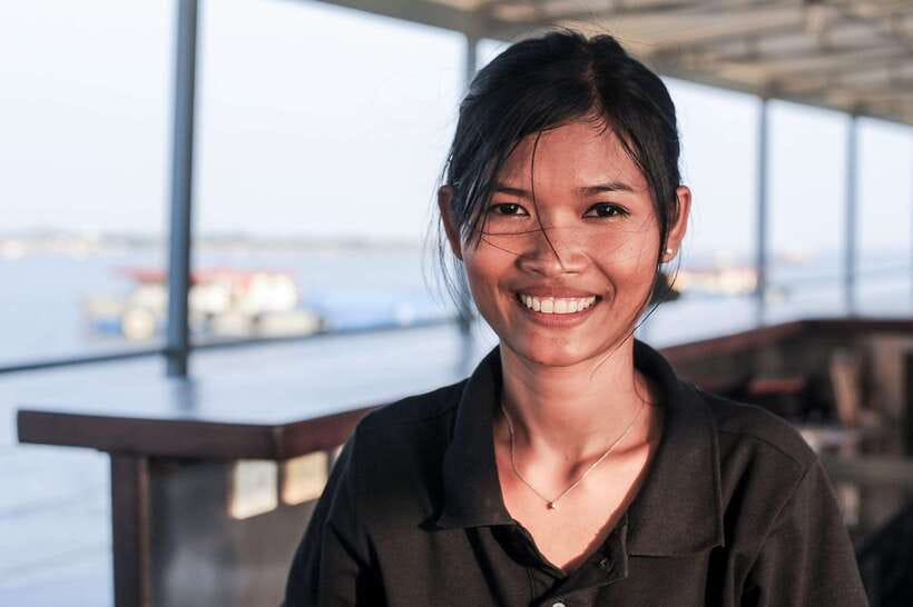 Phnom Penh: Mekong Sunset Dinner Cruise with Live Music - A two-hour view of Phnom Penh from the Mekong
