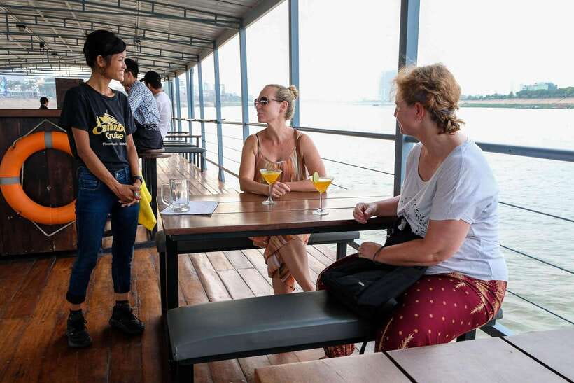 Phnom Penh: Mekong Sunset Dinner Cruise with Live Music - Choosing the 7pm city-lights cruise