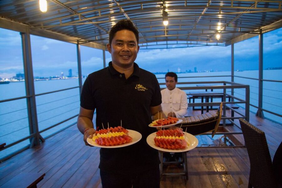 Phnom Penh: Mekong Sunset Dinner Cruise with Live Music - What comes with the dinner package
