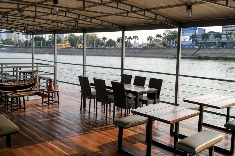 Phnom Penh: Mekong Sunset Dinner Cruise with Live Music - The boat, seating, and weather