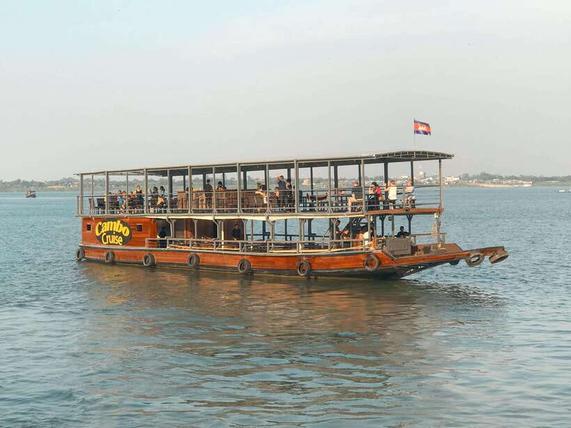 Phnom Penh: Mekong Sunset Dinner Cruise with Live Music - Choosing the 5pm sunset cruise