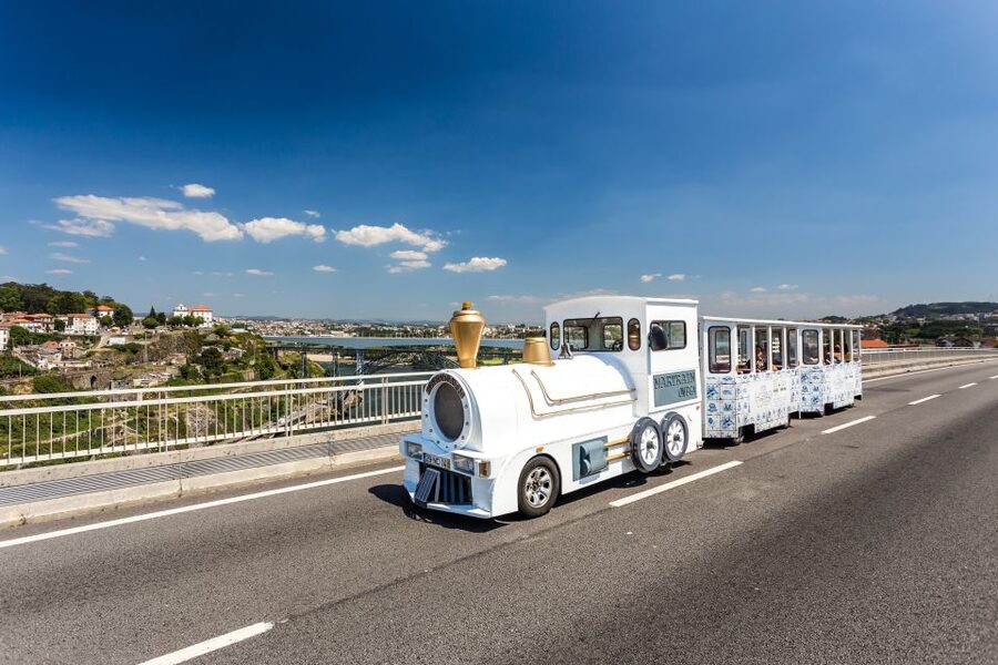 Porto: City Train Tour, River Cruise & Wine Cellar - Start beside Porto Cathedral