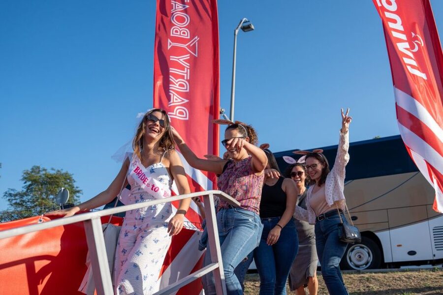 Porto: Douro River Party Boat with Sunset Option & 6 Bridges - DJ, dancing, and the social mood