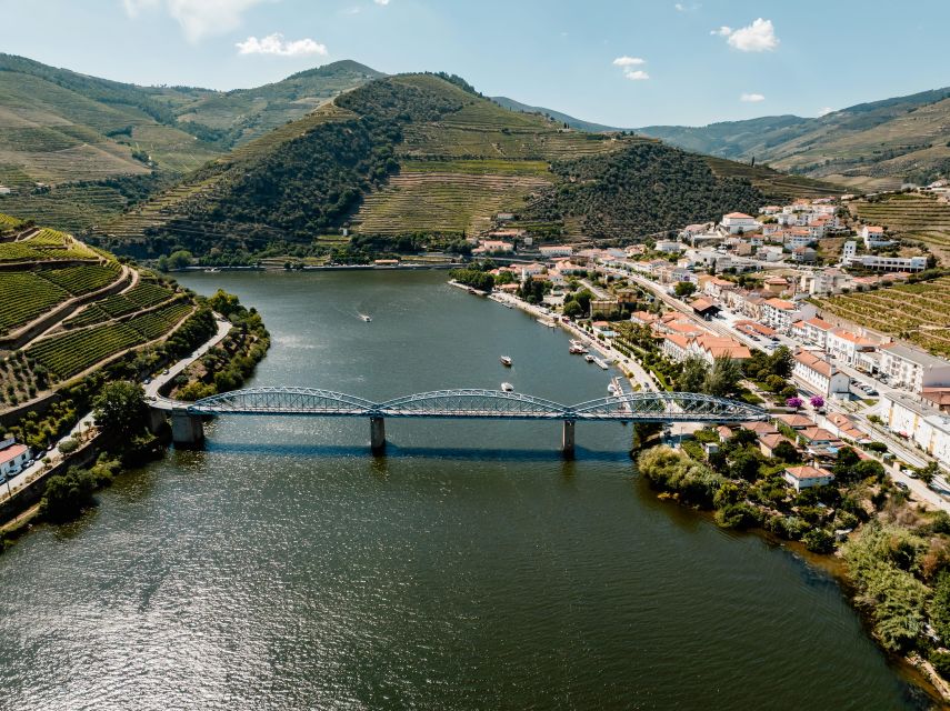 Porto: Douro Valley Full-Day Boat, Train, and Lunch Tour - The short train ride through the valley