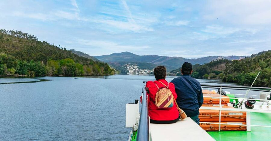 Porto - Régua - Porto Upstream Douro Cruise & Tour - The Douro changes as you sail inland