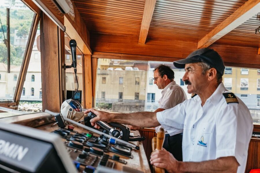 Porto: River Douro 6 Bridges Cruise - Seating, weather, and practical comfort