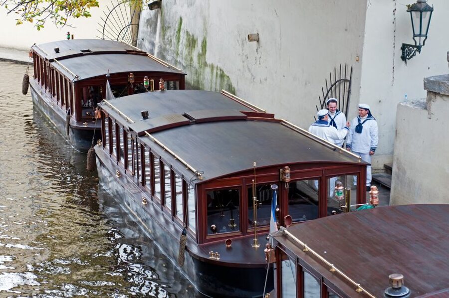 Prague: Full-Day Tour with Lunch and River Boat Cruise - Guides make the difference