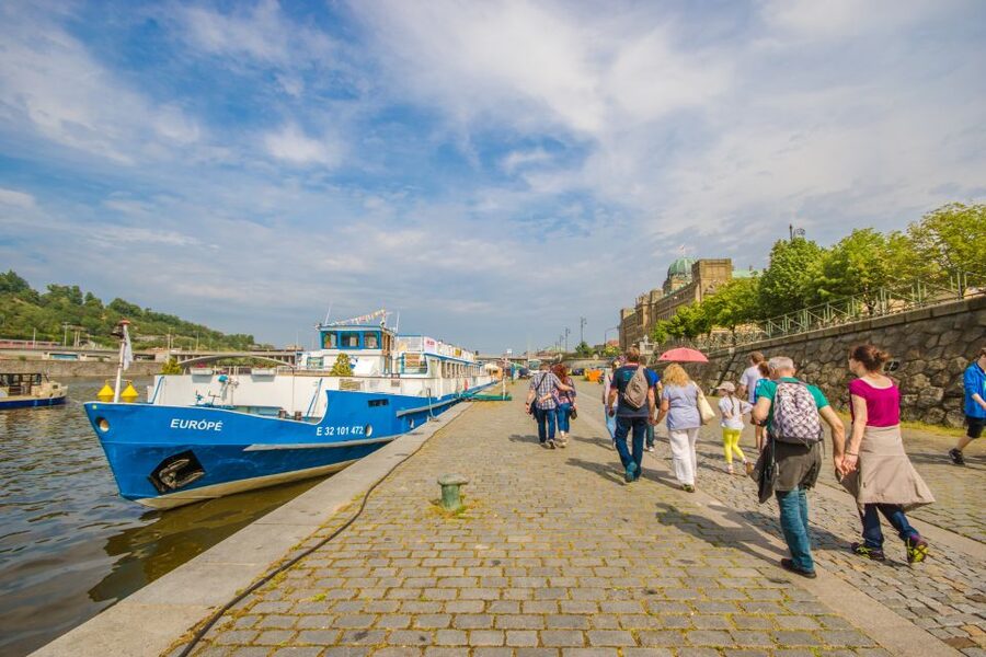 Prague: Guided Bus & Walking Tour with River Cruise & Lunch - Pickup details that can affect your morning
