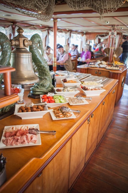 Prague: Vltava River Evening Dinner Cruise - Booking tips for a smoother evening