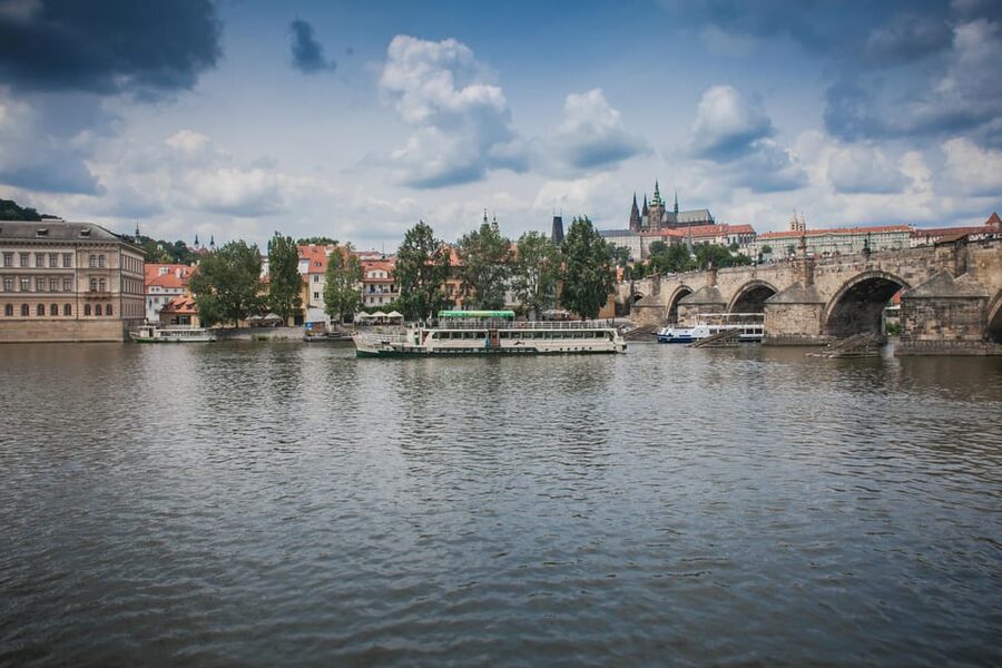 Prague: Vltava River Evening Dinner Cruise - Old Town, Prague Castle, and Lesser Town