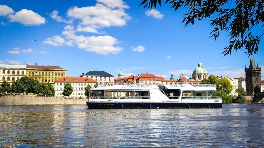Prague: Vltava River Sightseeing Cruise - Audio guides and the limits of the commentary