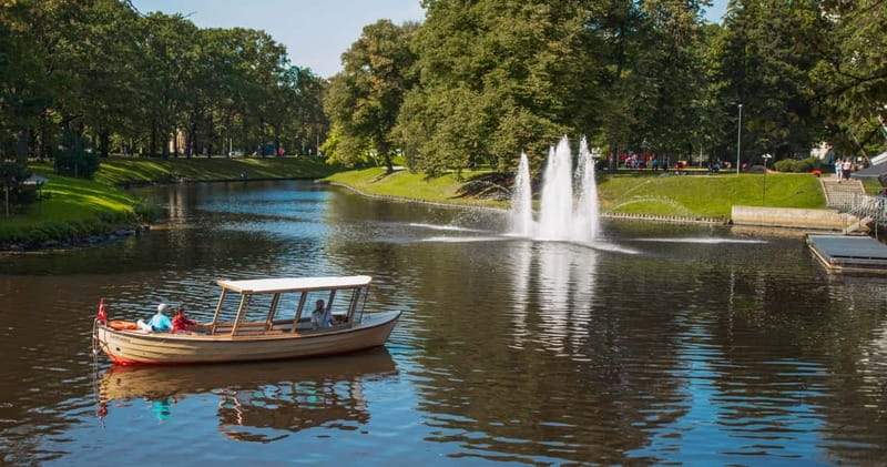 Riga: Canal Boat Sightseeing Tour With Audio guide - The Freedom Monument and Latvian National Opera