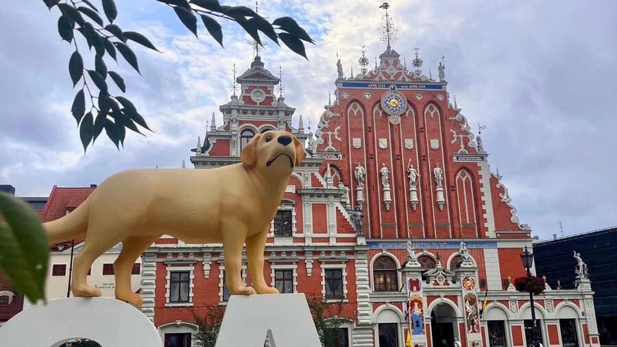 Riga: Canal Boat Tour with Drink & Old Town Audio Tour - Riga Castle and the return journey