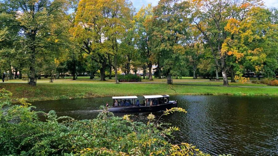 Riga: Canal Boat Tour with Drink & Old Town Audio Tour - Freedom Monument and the Latvian National Opera