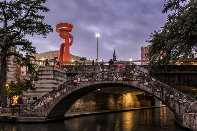 San Antonio Premium Night Driving Tour with Riverwalk Boat Cruise - The narrated drive and the Alamo area