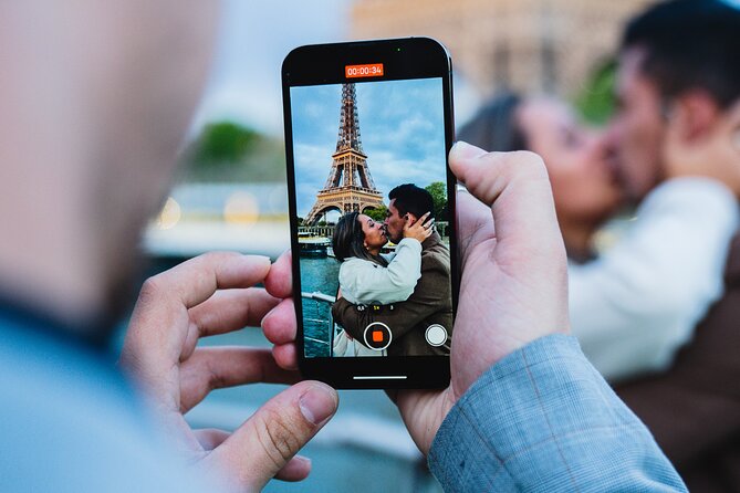 Seine River Dinner Cruise with Live Singer by VIP Yacht de Paris - Dinner, drinks, and the live singer
