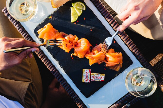Seine River Dinner Cruise with Live Singer by VIP Yacht de Paris - Service and atmosphere aboard