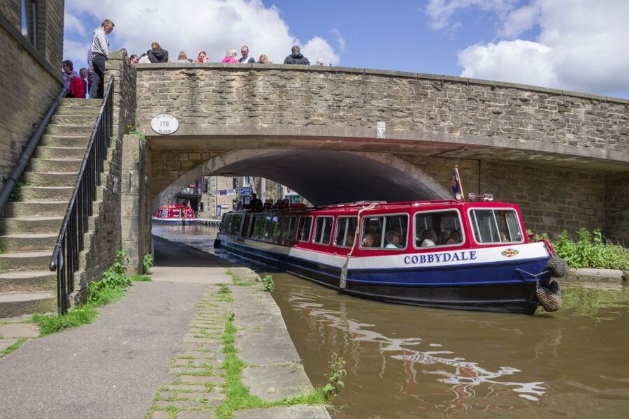 Skipton: 1-Hour Canal Cruise - Food, drinks, and the onboard facilities