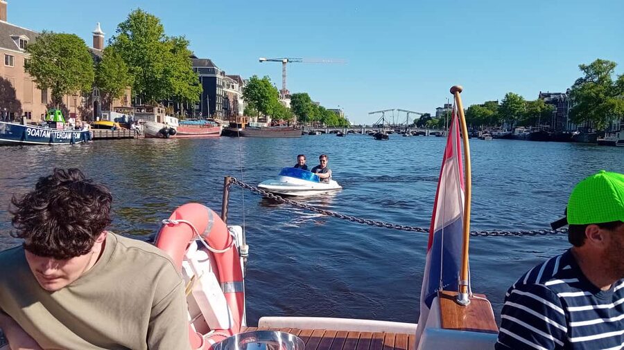 Smoke & Boat Amsterdam - The Official 420 Canal Cruise - The guides make the hour work
