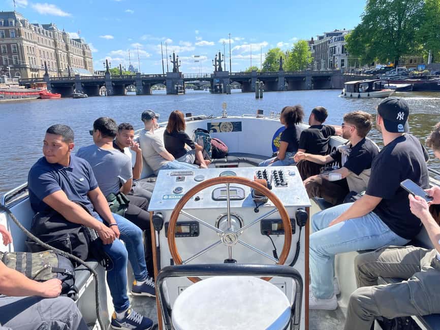 Smoke & Boat Amsterdam - The Official 420 Canal Cruise - How the smoking policy affects the atmosphere