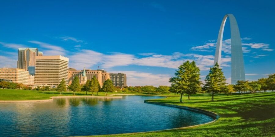 St. Louis: Guided Small Group City Tour with River Cruise - A drive past St. Louis landmarks