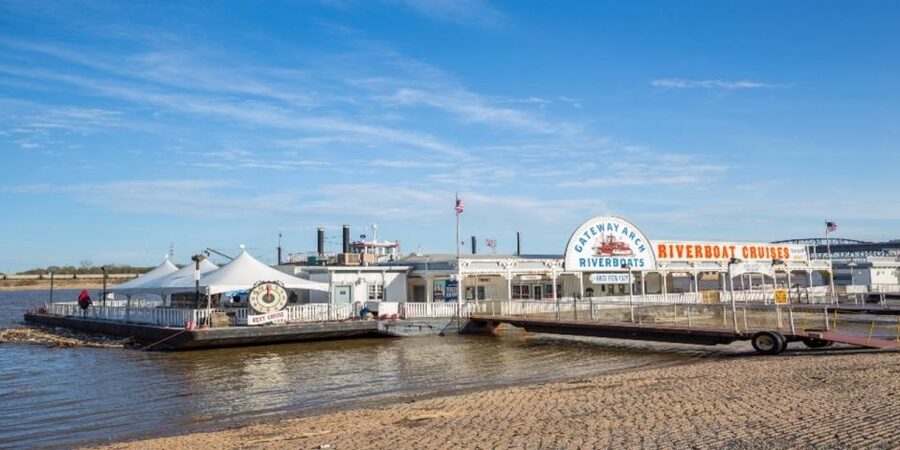 St. Louis: Guided Small Group City Tour with River Cruise - Two basilicas, but different levels of access