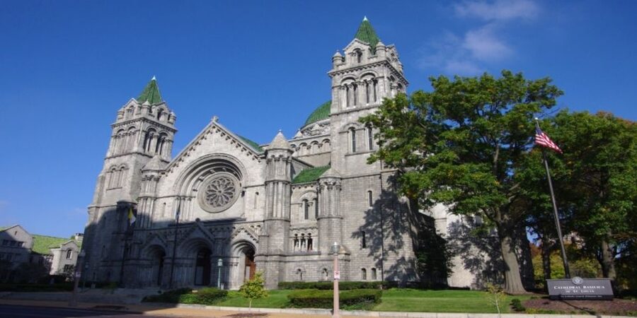 St. Louis: Guided Small Group City Tour with River Cruise - The guides are a major part of the experience