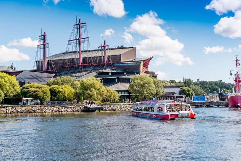 Stockholm: Royal Bridges & Canal Boat Tour with Audio Guide - Audio guide, Wi-Fi, and the onboard café