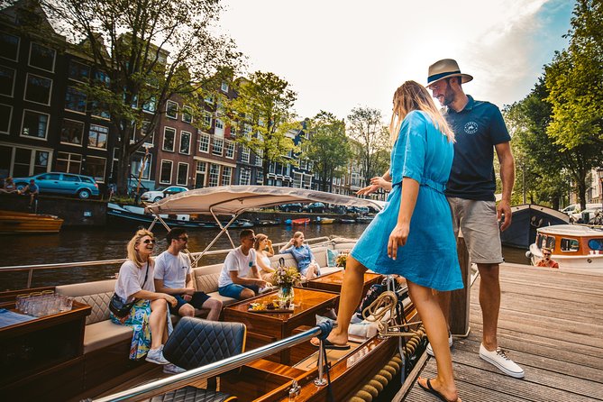 The Ultimate Amsterdam Canal Cruise - 2hr - Small Group with Drinks & Snacks - How the guiding works