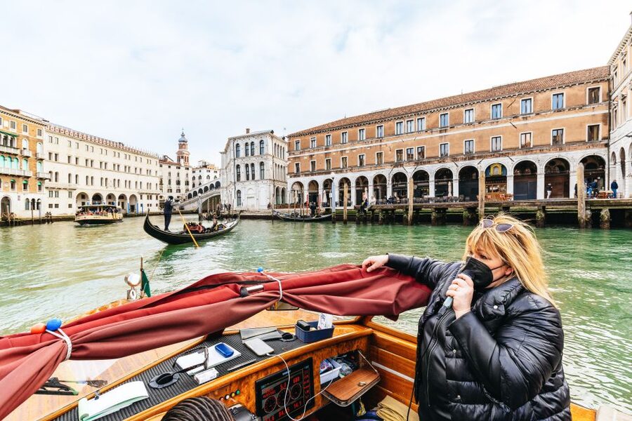 Venice: Grand Canal Boat Tour - Leaving the waterfront and finding your bearings
