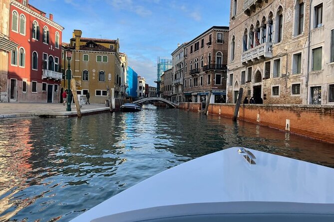 Venice: The Hidden Canals on an Electric Boat - Guides, stories, and the level of commentary