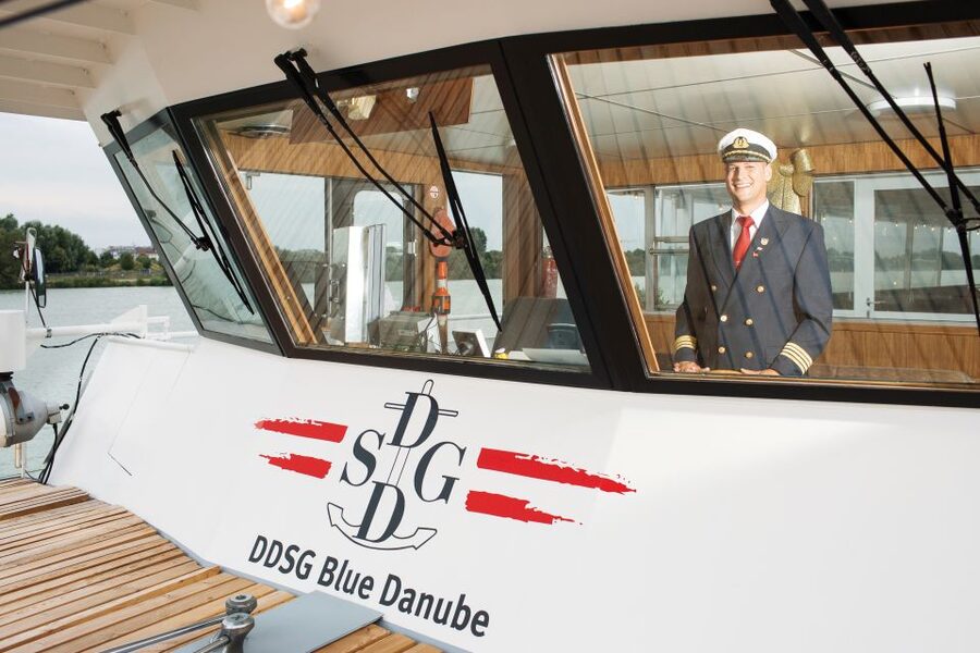 Vienna: 3.5-Hour Grand Danube River Cruise - Food, drinks, and the onboard atmosphere
