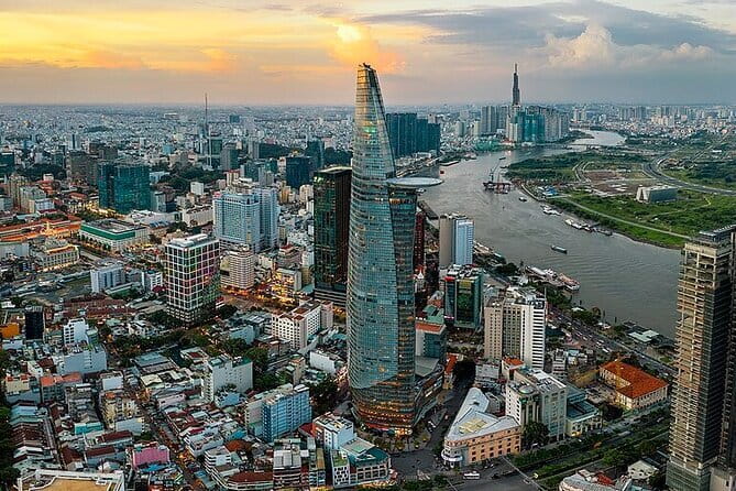 Water Puppet Show And Dinner Cruise On Saigon River Private Tour - What the guides add to the evening